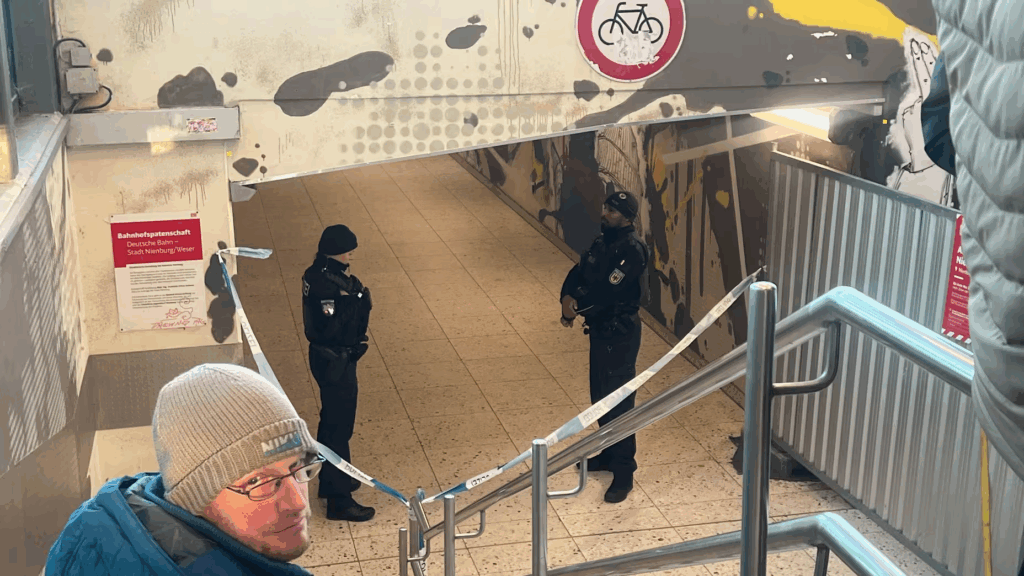 Der Tunnel des Bahnhofes Nienburg/Weser wurde geschlossen. Beamte hielten die Eingänge zu.