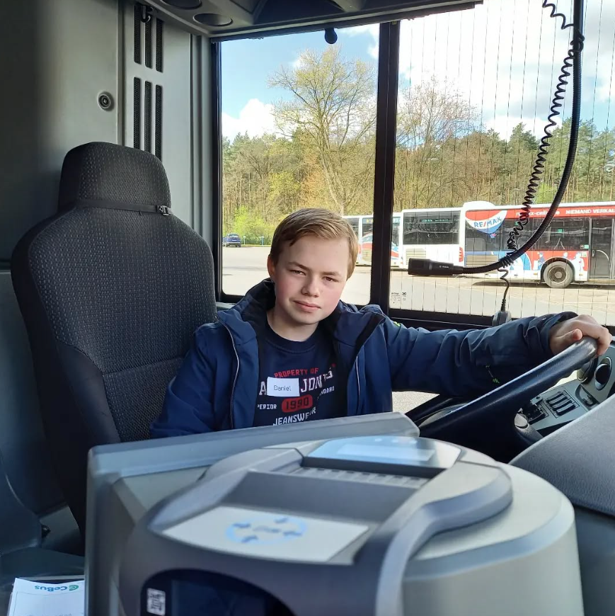 Daniel am Steuer eines Busses der CeBus GmbH & Co.KG