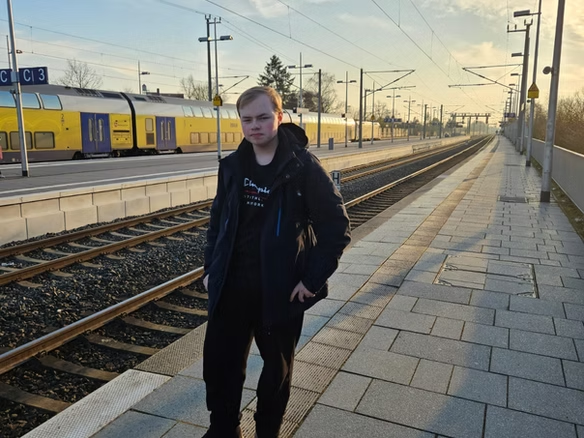 Fahrgast aus Nienburg weiterhin vorbildlich: Daniel Felinger erhält Dankesgeschenk von DB Regio Nord